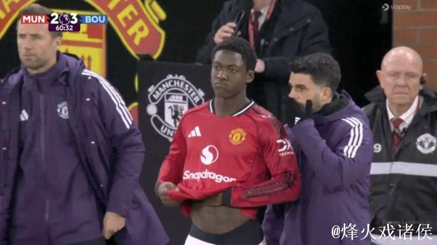 乔丹梅努哥哥穿“放梅努离队”T恤现身老特拉福德观赛